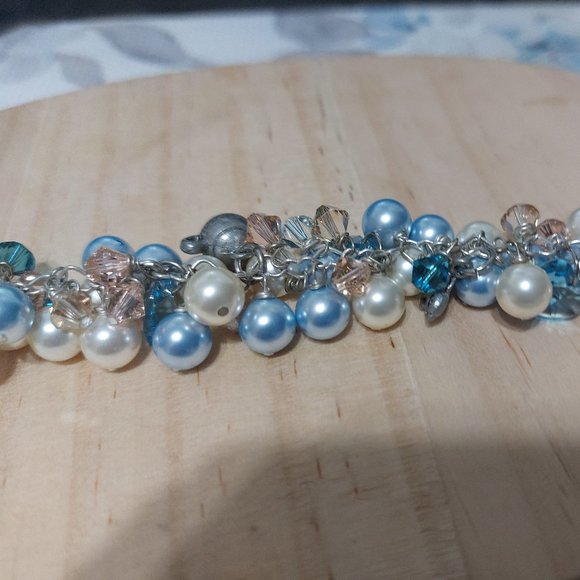 Beautiful Pearl Beads Crystal Gems Cluster Bracelet Very Pretty Light Blue Cream - Picture 5 of 12